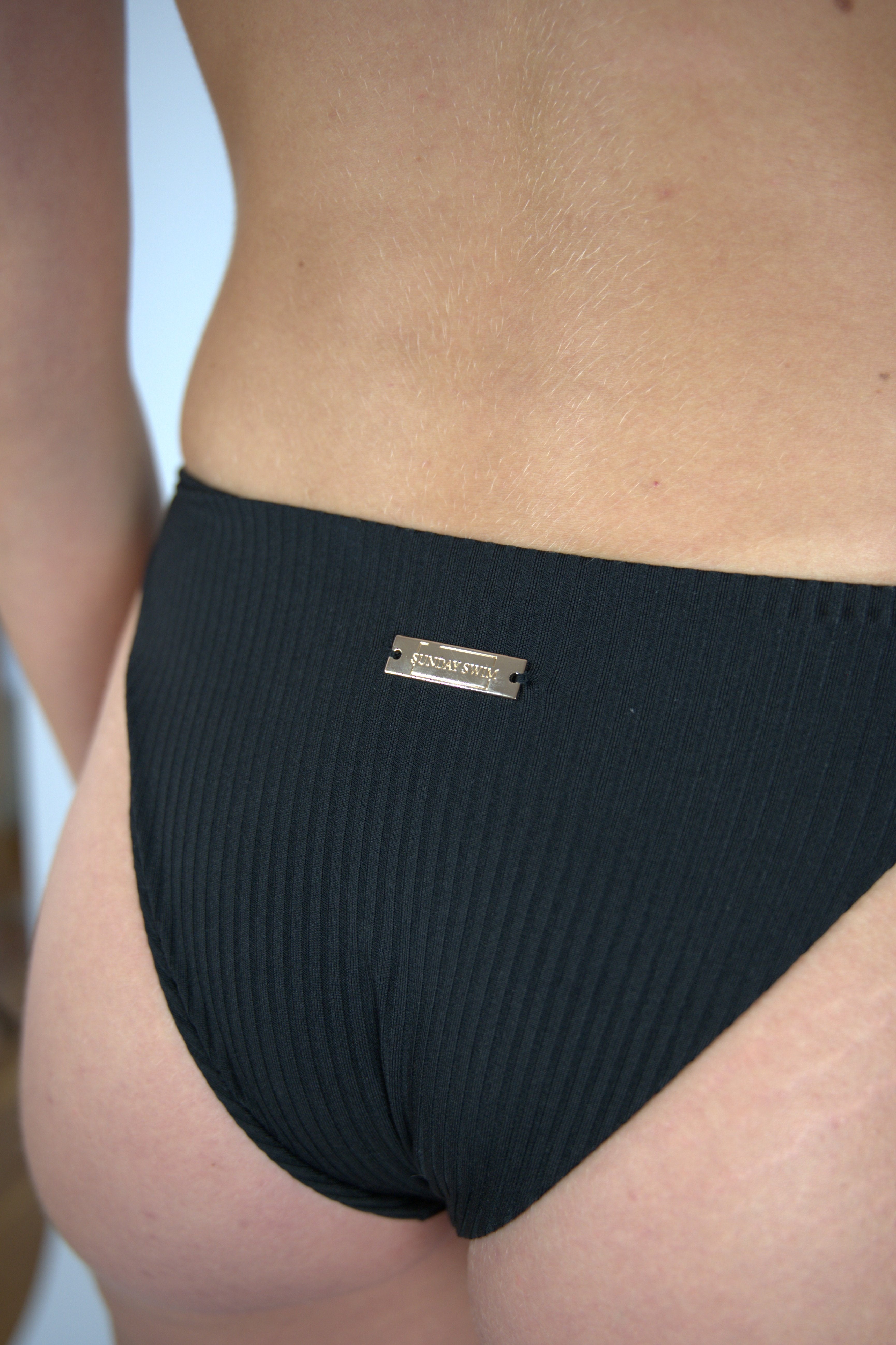 dutch label brand zwarte black bikini classic swimsuit classic colors klassiek zwempak zwemkleding swimwear beachwear ring ringetje tortoise supportive cheecky back high leg bandeau bikini zwempak swimsuit sustainable recycle econyl nederlands merk dutch label loavies swim najaar fall bayu hunkemoller lady gaga orange bikini (6866174935211)